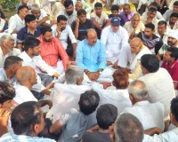 धरनारत ग्रामीणों के बीच पहुंचे निवर्तमान सांसद प्रदीप चौधरी, डीएम-एसई से की वार्ता
