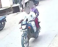 नमकीन व्यापारी से बाइक सवारों ने छीना मोबाइल, तस्वीरे वायरल