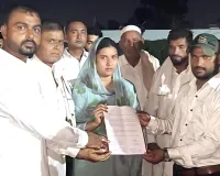 शुद्ध पानी को तरस रहे ग्रामीण, सांसद इकरा हसन को सौंपा ज्ञापन