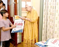 राज्यपाल आनंदीबेन पटेल ने विद्यार्थियों को बांटी स्कूल यूनिफॉर्म, नियमित उपस्थिति पर दिया जोर