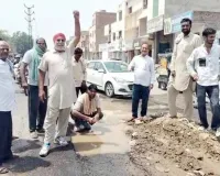 भारत माता चौक के पास पाइप लाइन लीकेज से बना गड्ढा बना हादसों का कारण 