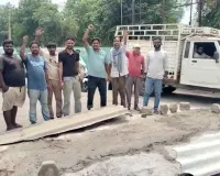 महिला की मौत के बाद फूटा लोगों का गुस्सा 