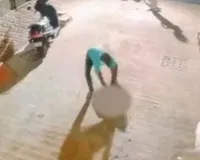 घरेलू कलह से परेशान युवक ने सड़क पर मासूम बच्ची से क्रूरता, घटना सीसीटीवी में कैद
