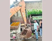 सब्जी मंडी में अवैध रेहड़ी हटाने के लिए चला प्रशासन का बुलडोजर