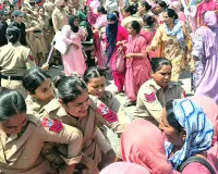मांगों को लेकर आशा वर्करों और पुलिस के बीच हुई धक्का-मुक्की