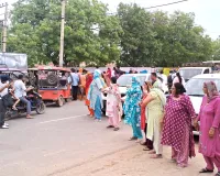 Water Crisis: तीन दिन से पानी नहीं, सड़क पर उतरे लोग, महिलाओं ने मानव श्रृंखला बनाकर आधे घंटे रोड़ रखा जाम
