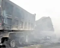टक्कर के बाद आग का गोला बना डंपर, आग में जिंदा जला चालक
