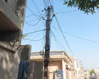 दिन में जलती स्ट्रीट लाइटों पर उठे सवाल 