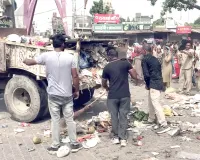Sanitation Workers' Strike: शहर के मुख्य मार्गों और निगम कार्यालय के बाहर कचरे के ढेर लगाकर जताया रोष 