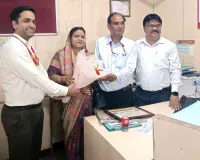 ढोल नगाड़ों के साथ बैंक अधिकारी की भव्य विदाई