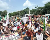 आदर्श स्कूल के कर्मियों ने दिड़बा में किया विशाल रोष प्रदर्शन
