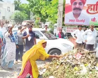 फतेहाबाद में सफाई कर्मचारियों की हड़ताल: भाजपा व कांग्रेस नेताओं के दफ्तरों के बाहर सड़क पर पलटी कचरे से भरी ट्रॉली 
