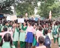 प्रधानाध्यापक के तबादले के विरोध में सड़क पर उतरे छात्र, थाने पर पथराव में पुलिसकर्मी घायल