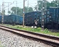 Railway Accident: गढ़वा रोड-सिगसिगी के बीच मालगाड़ी के कई डिब्बे पटरी से उतरे, जांच शुरू