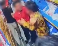 ग्रोसरी स्टोर में चोरी करते पकड़े गए युवक ने रंजिश में इंचार्ज पर बोला हमला