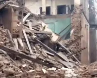 Wall Collapsed: 250 साल पुराने राजाजी महल की दीवार गिरी, बुजुर्ग दंपती मलबे में फंसा