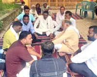 नपा ठेकेदार की हठधर्मिता से बिगड़ी बात, धरने पर बैठे श्रद्धालु
