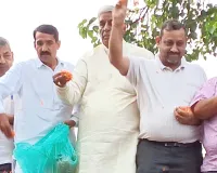 भाजपा एमएलसी ने शिवभक्तों पर बुलडोजर से की पुष्पवर्षा
