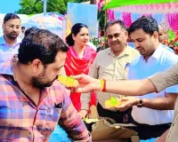 यमुना ब्रिज पर तहसील प्रशासन ने लगाई स्टॉल, शिवभक्तों को बांटे फलाहार