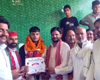 रेसलिंग चैंपियन अब्दुल समद को सपाइयों ने गांव पहुंचकर किया सम्मानित