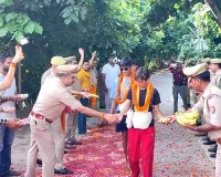 संभलहेड़ा गंगनहर चौकी पर कांवड़ियों पर हुई पुष्प वर्षा, पुलिस ने किया स्वागत