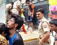 Kanwar Yatra: इमामगेट चौकी प्रभारी की दरियादिली, पैर में मोच आने पर की शिवभक्तों की सहायता