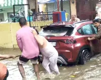 बारिश के पानी में बहने लगी कार, पुलिसकर्मियों ने परिवार को किया रेस्क्यू 