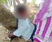 बरसीम का बीज चोरी करते युवक को ग्रामीणों ने पकड़ा, पेड़ से बांधा