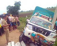 महिला मजदूरों से भरी पिकअप बिजली के खंभे से टकराई, 3 की मौत, 15 घायल