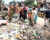 शहर हुआ कूड़ा कूड़ा, नगर पालिका ने कूड़ा उठाने की पहल तो धरने पर बैठे कर्मचारियों ने किया विरोध