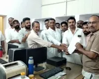 कम वोल्टेज से परेशान ग्रामीण पहुंचे अधीक्षण अभियंता कार्यालय