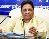 सपा गिरगिट की तरह रंग बदल लेती है: मायावती