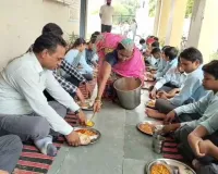बच्चों के साथ जमीन पर बैठे प्रिंसिपल, चखा पोषाहार और दूध, गुणवत्ता परखी
