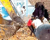 कुएं की खुदाई दौरान मिट्टी धंसी, मलबे में दबकर वेल्डर की मौत