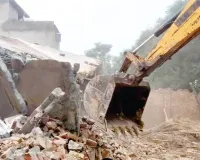 नशा तस्करों के अवैध कब्जे पर चला बुलडोजर, 60 लाख का मकान ध्वस्त