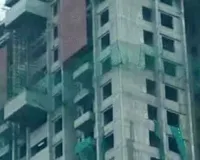 निर्माणाधीन इमारत की 32वीं मंजिल पर क्रेन से लटका मिला युवक का शव, मचा हड़कंप