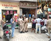 ज्वेलर्स की दुकान पर  सोने की चेन देखने के बहाने आया युवक दो चैन लेकर भागा