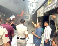 कच्चे क्वार्टर में शॉर्ट सर्किट से 6 दुकानों में लगी आग, मौके पर पहुंचे मेयर राजीव जैन