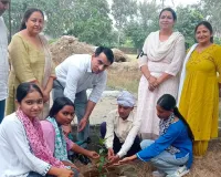 Van Mahotsav: सावित्रीबाई फुले कन्या कॉलेज में पेड़ लगाकर मनाया वन महोत्सव
