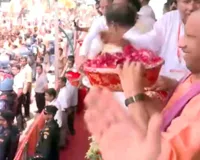 UP News: मेरठ में शिवभक्त कांवड़ियों पर CM योगी ने बरसाए गुलाब के फूल, हेलिकॉप्टर से पूरे कांवड़ मार्ग पर पुष्पवर्षा