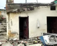 आसमानी बिजली गिरने से मकान क्षतिग्रस्त, छत-दीवारों में आईं दरारें, छज्जा गिरा