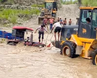 बरसाती नदी के तेज बहाव में फंसी ट्रैक्टर-ट्रॉली, बुलडोजर से चालक का रेस्क्यू