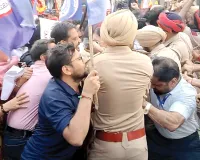 शिक्षकों ने तोड़े बैरिकेड, पुलिस से धक्का-मुक्की
