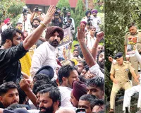 कांग्रेस ने चंडीगढ़ में किया रोष-प्रदर्शन, बैरीकेड तोड़ने का प्रयास