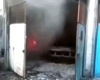 Fire: फैक्टरी और फ्लैट में लगी आग, दर्जनों दमकल गाड़ियों ने पाया काबू