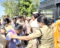 Sanitation Workers Strike: कूड़ा उठाने पहुंचे तो पुलिस से भिड़े सफाईकर्मी, 45 हिरासत में; पुलिस ने करवाई शहर की सफाई