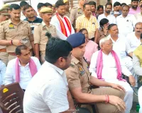 पुलिसकर्मियों पर मुकद्दमा दर्ज करने की मांग को लेकर सपाइयों ने घेरा थाना, की नारेबाजी 
