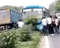 गुरुग्राम-फरीदाबाद रोड पर बेकाबू हो डिवाइडर पर चढ़ी बस