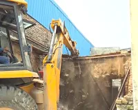 Bulldozer Accident: नौ गंभीर मामलों में वांछित अपराधी के अवैध मकान पर चला बुलडोजर