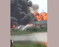 Chemical Factory Fire: धौलाना के इंडस्ट्रियल एरिया में केमिकल फैक्ट्री में भीषण आग, दो अन्य फैक्ट्रियां भी चपेट में